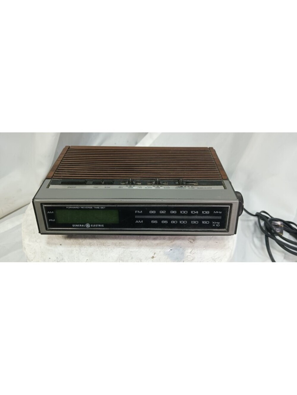 GE General Electric 7-4655A AM/FM Clock Radio Walnut Grain Vintage Tested